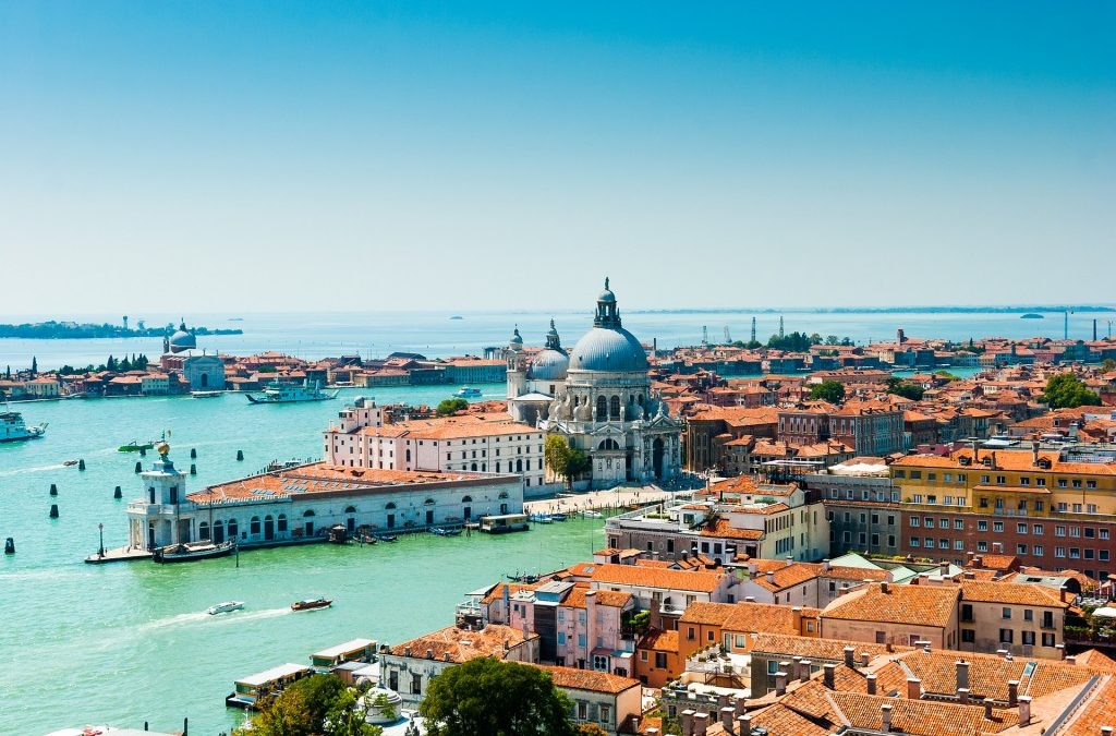 GRANDI NAVI E GESTIONE DEI FLUSSI TURISTICI: LE DUE EMERGENZE DI VENEZIA SU CUI L’UNESCO ATTENDE RISPOSTE